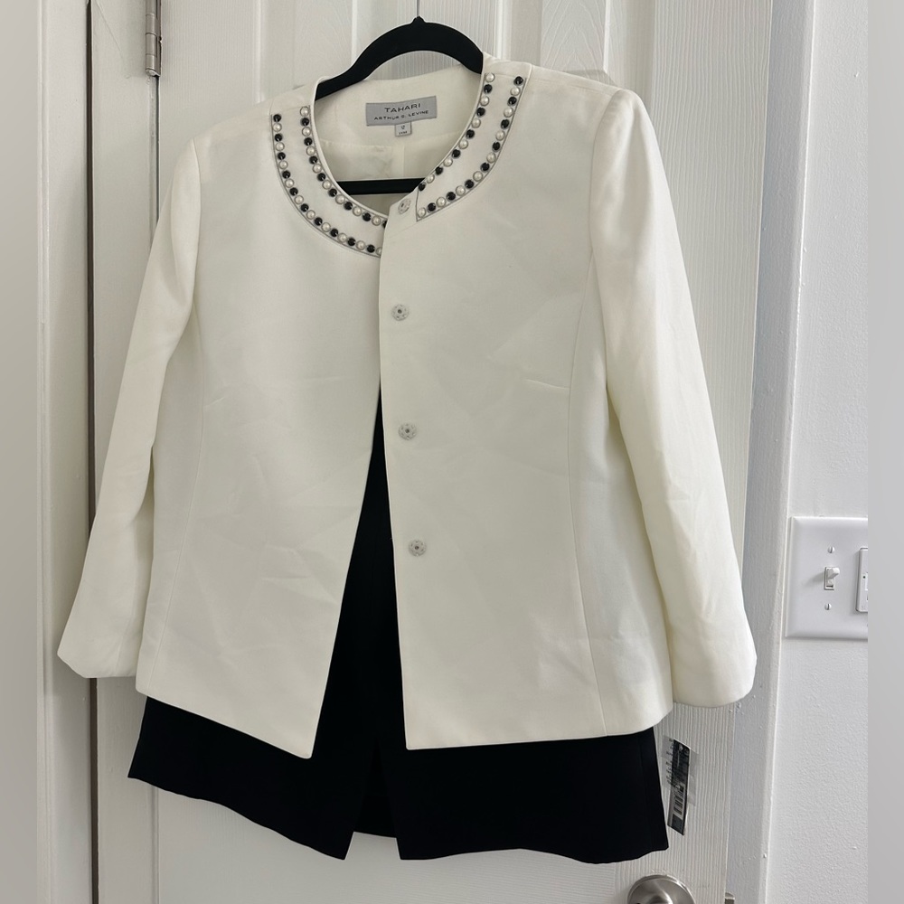 Tahari size 12 suit never worn